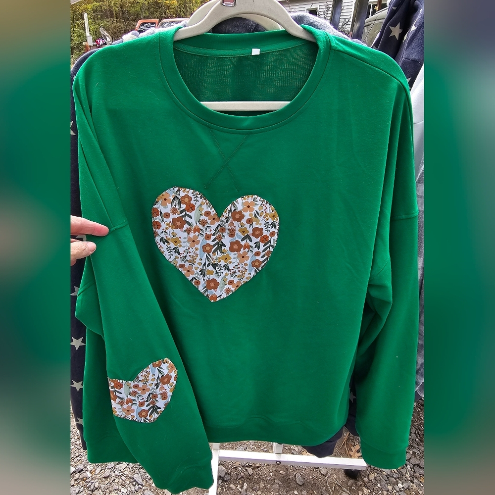 Green Heart Patch Sweatshirt